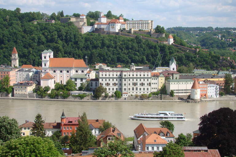 Die weitreichende Aussicht auf die Stadt Passau mit dem gewundenen Wasserlauf der Donau im Vordergrund.