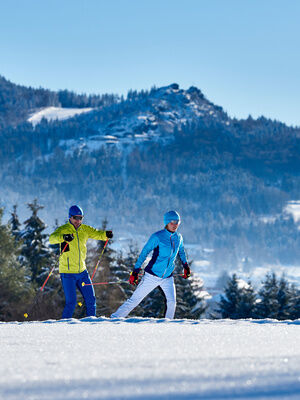 Zwei begeisterte Sportler beim Langlaufen im Bayerischen Winterwald