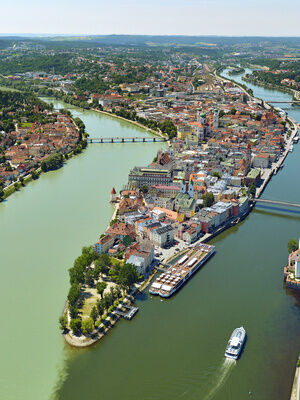 Ein malerischer Flussverlauf in der Stadt Passau mit dem dreifachen Flusszusammenlauf.