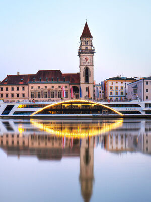 Vom Schiff beleuchtete Flusslandschaft bei der Donauschifffahrt in Passau.