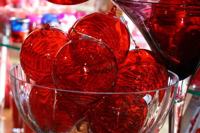 Ein feines rotes Kunstwerk aus Glas