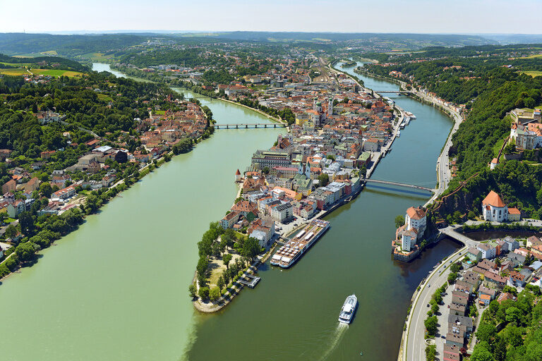 Ein malerischer Flussverlauf in der Stadt Passau mit dem dreifachen Flusszusammenlauf.