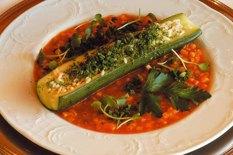Ein leckeres Hauptgericht mit Zucchini aus der Küche des Hotel Das Bayerwald in Niederbayern.